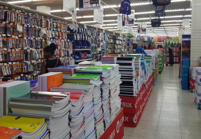 Dans les magasins, les fournitures scolaires attendent déjà les parents et les élèves