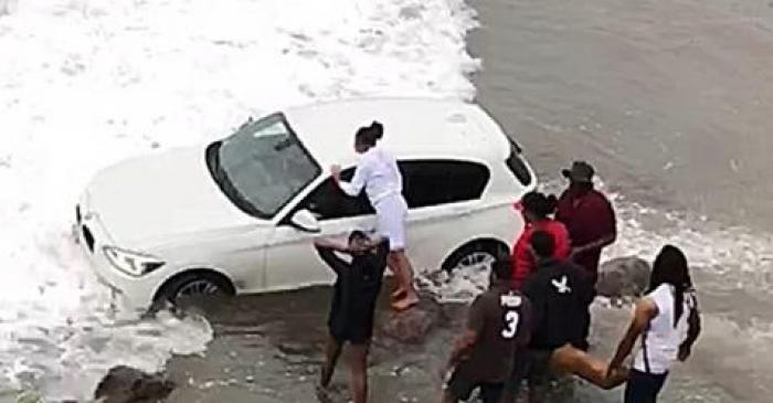 Des jeunes en voiture surpris par la houle à Basse-Terre (VIDEO)