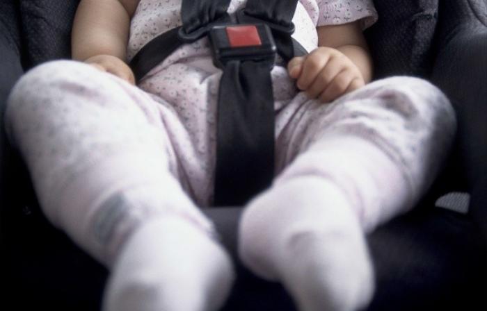 Deux bébés abandonnés dans une voiture
