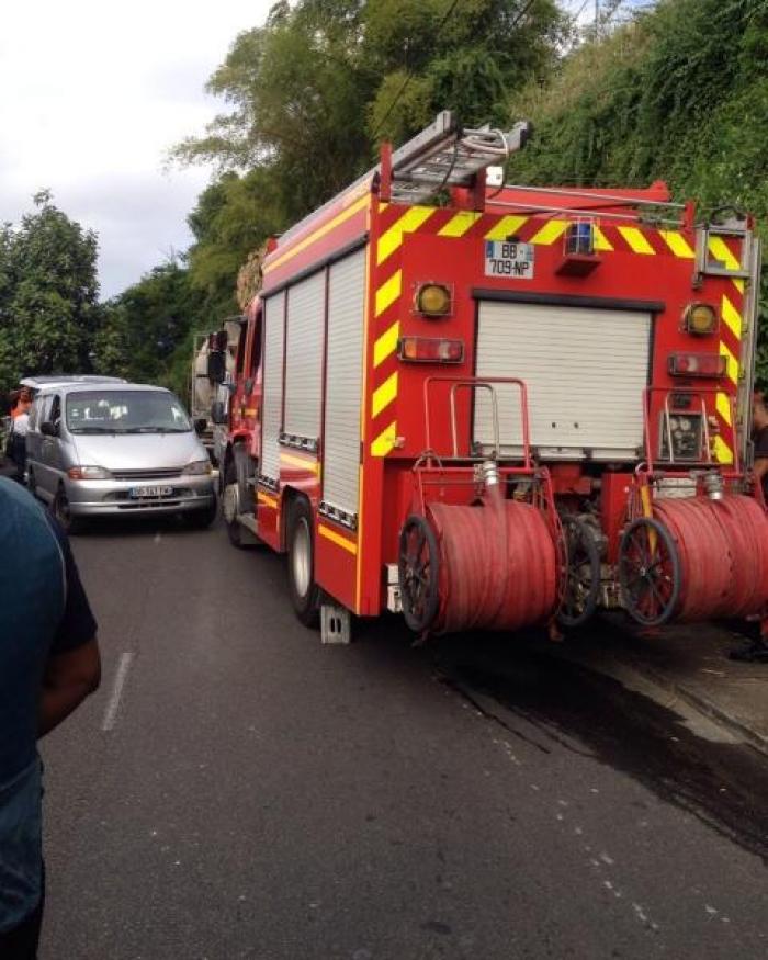 Deux mineurs à moto écrasés après une chute par un camion sur la route des Religieuses à Fort-de-France (Martinique)