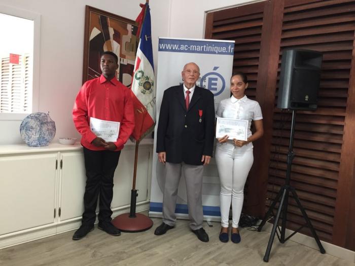 Deux élèves méritants reçoivent le prix de la légion d'honneur