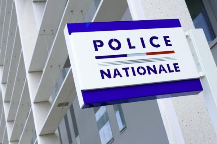 Deux policiers frappés en plein commissariat