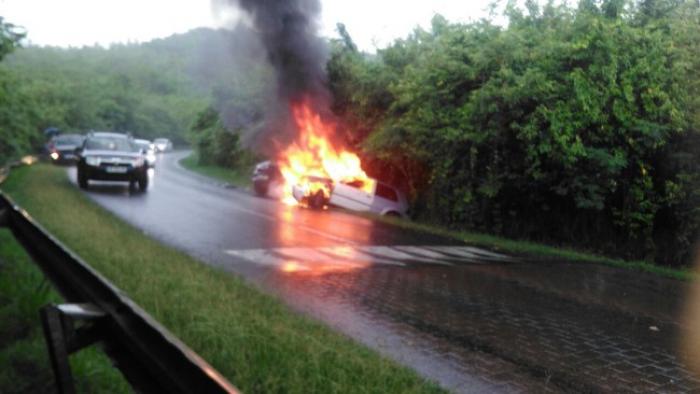 Deux voitures prennent feu après un accident aux Trois-Ilets
