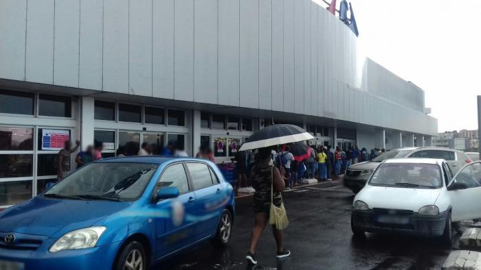 Débrayage de 2H du personnel de Carrefour Dillon, ce samedi matin