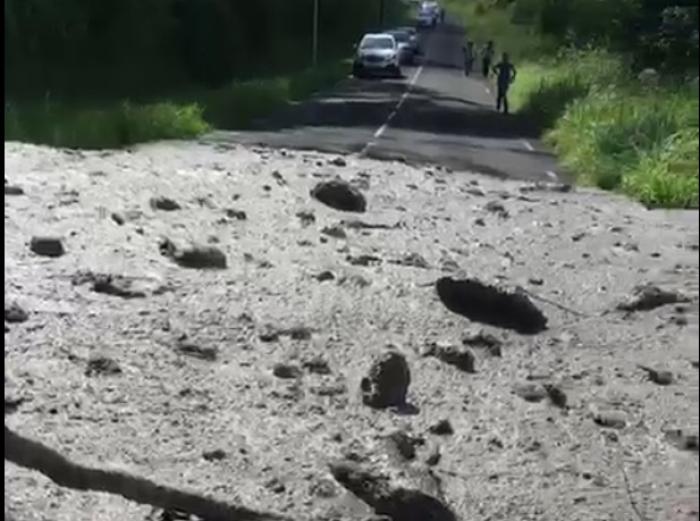 Du béton sur la route des Mamelles, circulation difficile