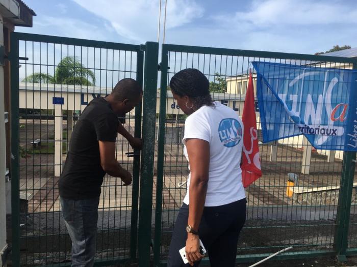 Echanges tendus entre un parent d'élève et des syndicalistes devant le lycée de Bellevue