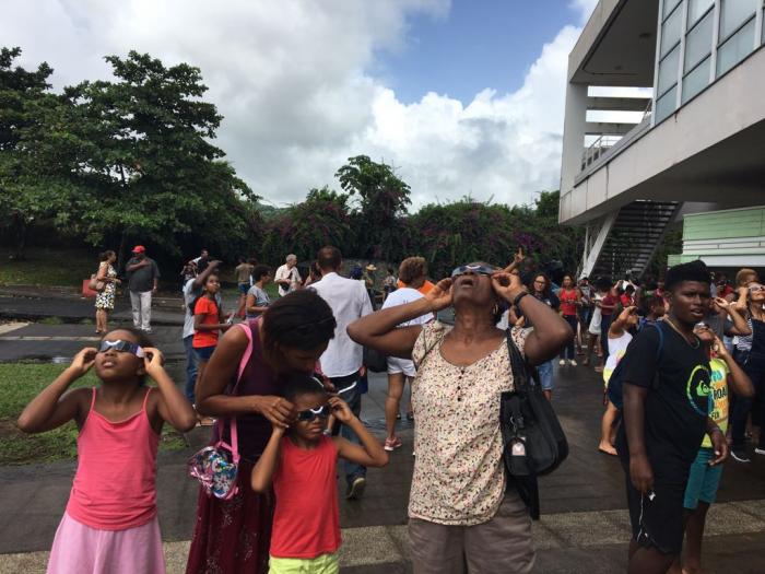Eclipse solaire : les yeux rivés vers le ciel