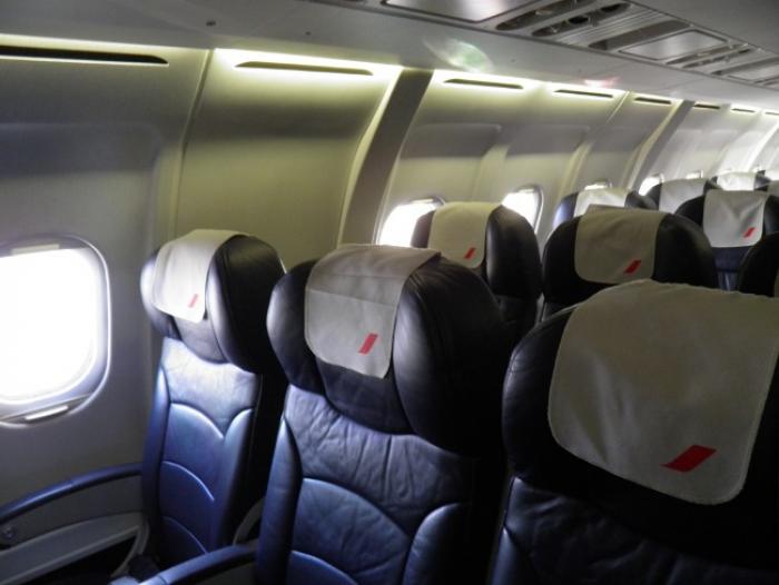 Elle tente d'ouvrir la porte d'un avion en plein vol, elle est incarcérée
