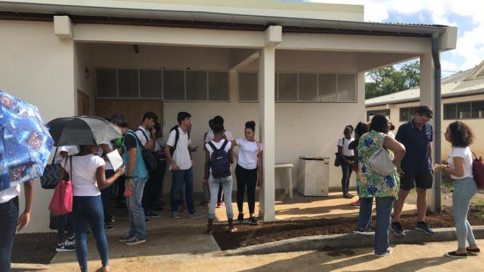 Enseignants et parents d'élèves mobilisés au lycée Frantz Fanon à Trinité