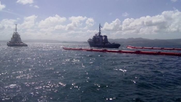 Entraînement anti-pollution de la Marine Nationale dans la baie de Fort-de-France