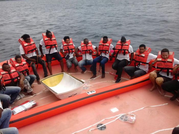 Exercice de sauvetage en mer organisé sur un bateau