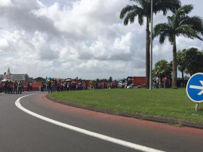 Fin de la grève CGTM SOEM à Fort de France, durcissement ailleurs