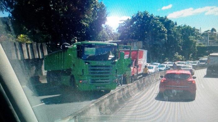 Fort-de-France : un poids lourd bloque la rocade !