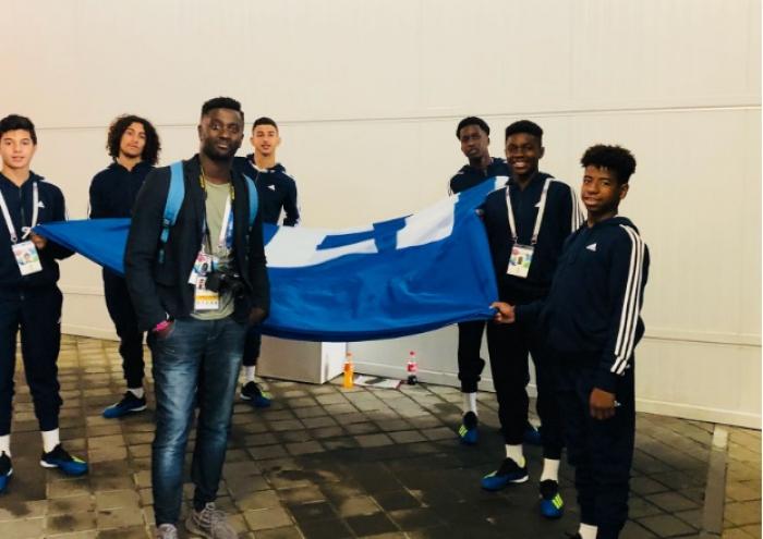 France-Pérou : un jeune guadeloupéen porte-drapeau
