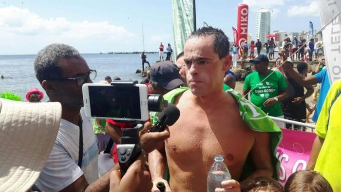 Gilles Rondy achève son tour de la Martinique à la nage