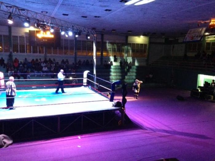 Grand spectacle de catch au stade Louis Achille !