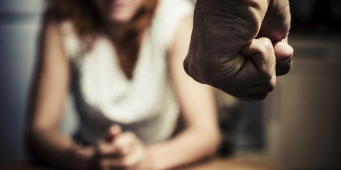 Il frappe son ami et agresse sexuellement sa copine