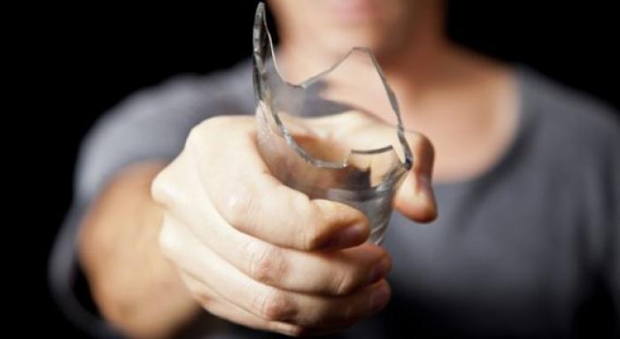 Il frappe son frère à coups de barre de fer