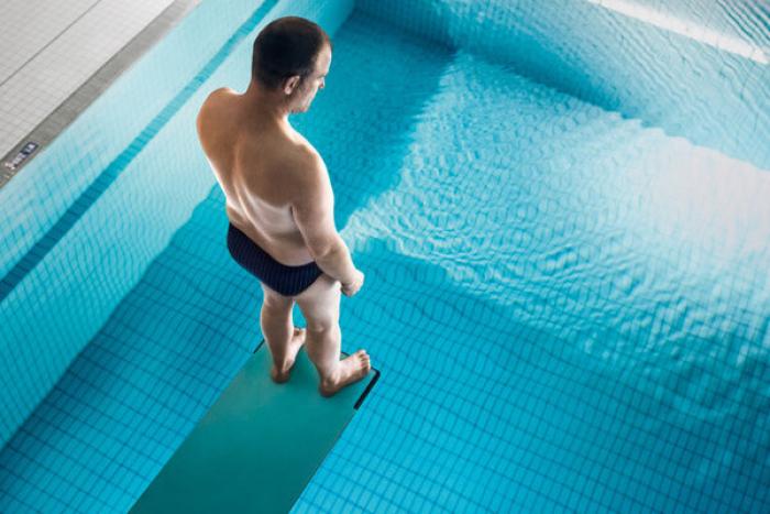 Il heurte le fond de la piscine après avoir sauté d'un étage