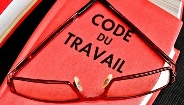 Il soupçonne son employé de vol et sort une arme
