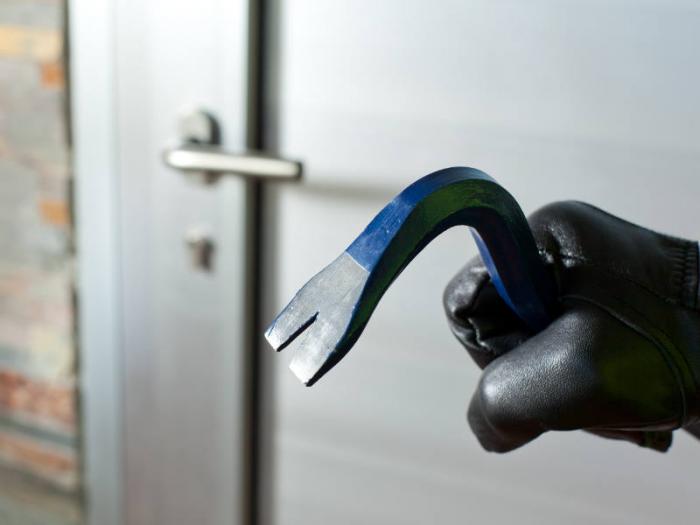 Il tente plusieurs fois de rentrer chez son ex-conjointe par effraction