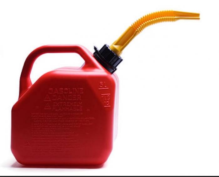 Il veut mettre de l'essence dans sa voiture, il se brûle grièvement
