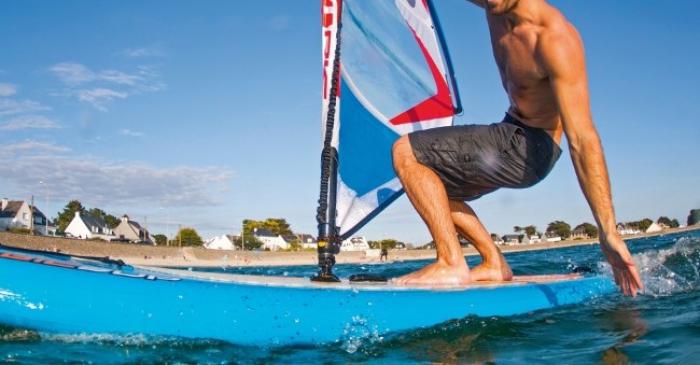Il voyage avec une planche à voile et de la drogue