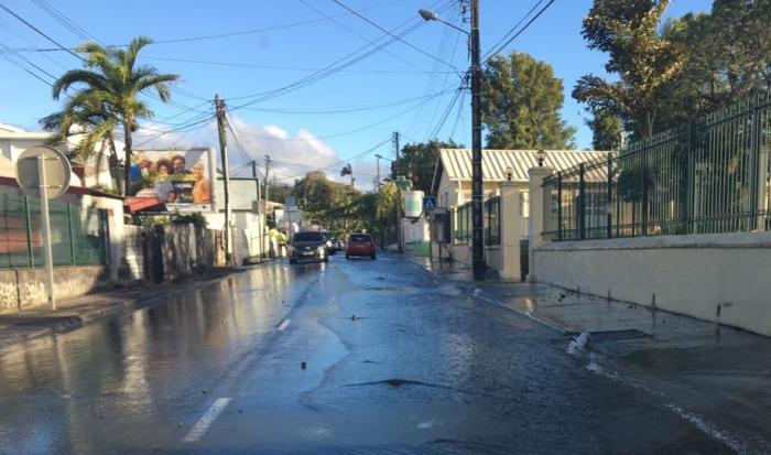 Importante fuite d'eau sur la route de Didier