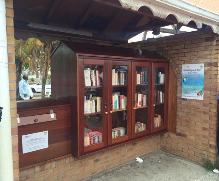 Inauguration de la première bibliothèque de rue à Schoelcher