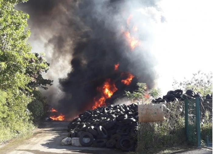 Incendie dans un important stock de pneus usés à Folle Anse