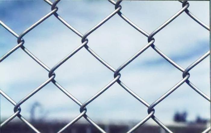Incidents en plein match, la Préfète réagit
