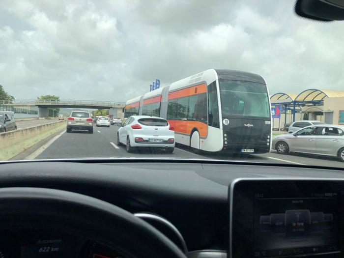 Insolite : un BHNS sur l'autoroute !