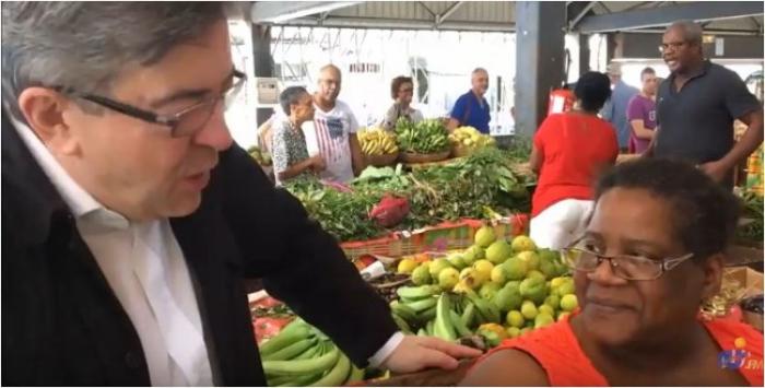 La ballade militante de Jean-Luc Mélenchon au grand marché couvert de Fort-de-France