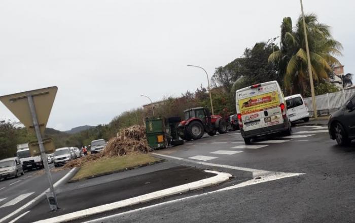 La benne d'un tracteur transportant de la canne à sucre s'est renversée à Trois-Rivières