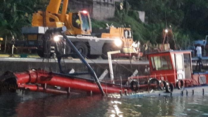 La dragueuse de Grand Rivière coule et déverse des centaines de litres de gazole dans la mer