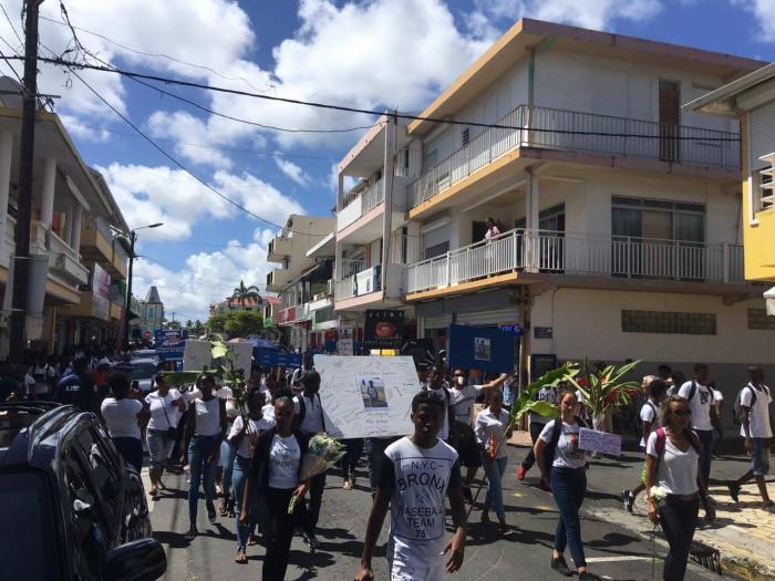 La marche blanche pour le lycéen tué au Moule