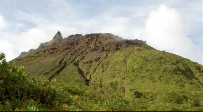 La Soufrière reste sous surveillance