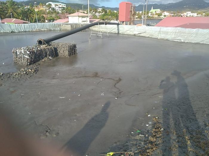 La vase ralentit les travaux de désensablement du port de pêche du Vauclin