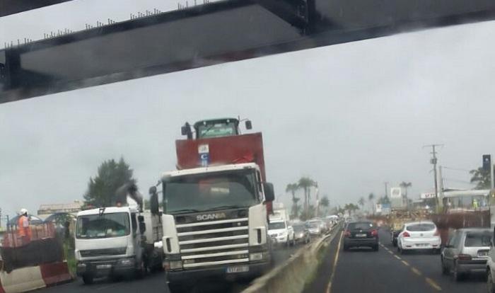 Lamentin(972) : un camion bloqué devant la nouvelle passerelle !