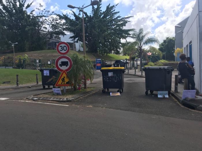 Le campus de Schoelcher toujours bloqué