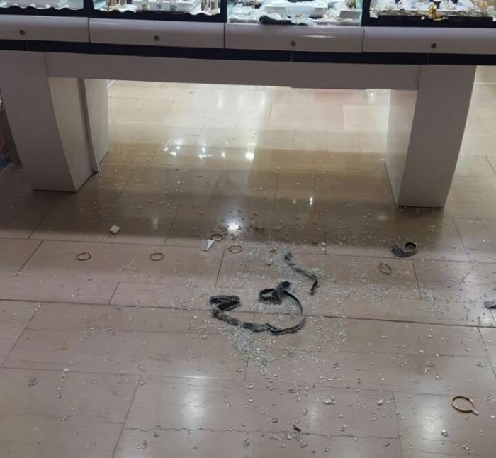 Le casse de la bijouterie Géant Casino en image
