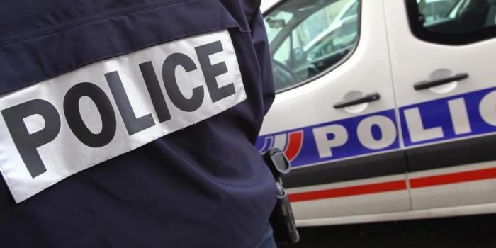 Le client d'une banque menace de revenir avec une arme