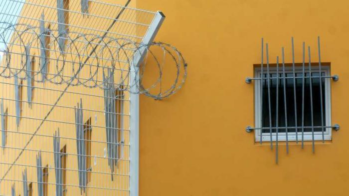 Le détenu qui a poignardé les surveillants encourt la perpétuité
