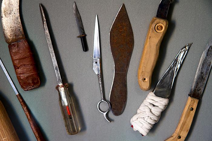 Le détenu se présente avec un pic artisanal au tribunal