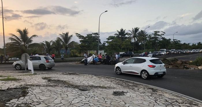 Le rond point de Montebello obstrué, circulation très difficile
