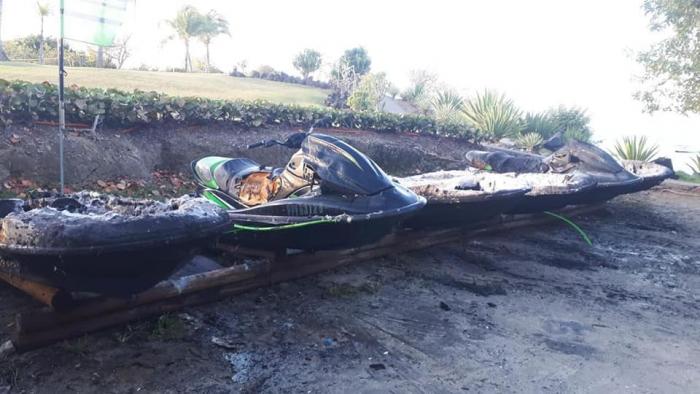 Les 6 jet skis d'un loueur ont brûlé dans un incendie criminel