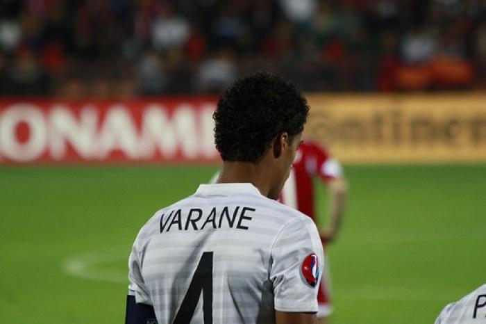 Les Bleus s'inclinent face à la Belgique : Raphaël Varane veut "rester positif"