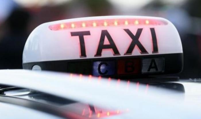 Les chauffeurs de taxis bloquent plusieurs axes routiers majeurs