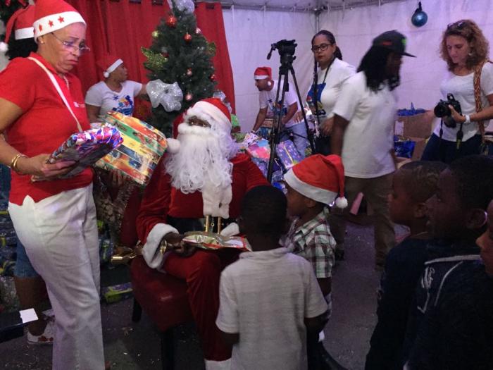 Les enfants de Saint-Martin reçoivent leurs cadeaux de Noël