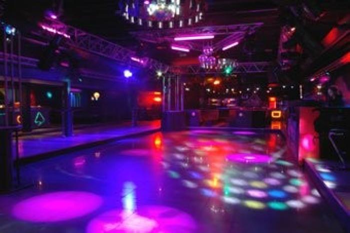 Les familles choisissent les discothèques pour fêter le nouvel an